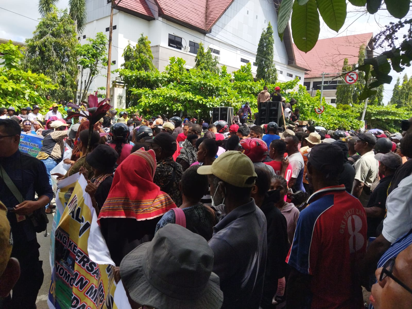 Massa aksi yang melakukan aksi demo mendukung keputusan MRPBD di depan kantor KPU PBD yang dibatasi oleh kawat berduri