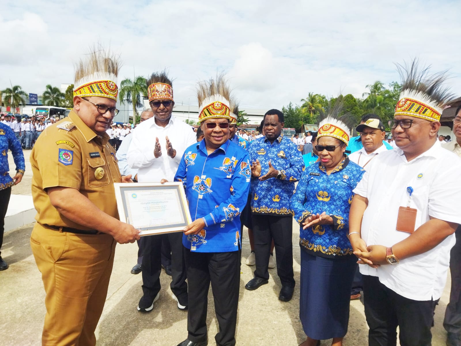 Pj Gubernur Papua Barat Daya, Muhammad Musa'ad menerima penghargaan dari Ketua BP YPK di Tanah Papua, Joni Betaubun saat apel akbar keluarga besar YPK di Tanah Papua khusus di Provinsi Papua Barat Daya di Alun - alun Aimas