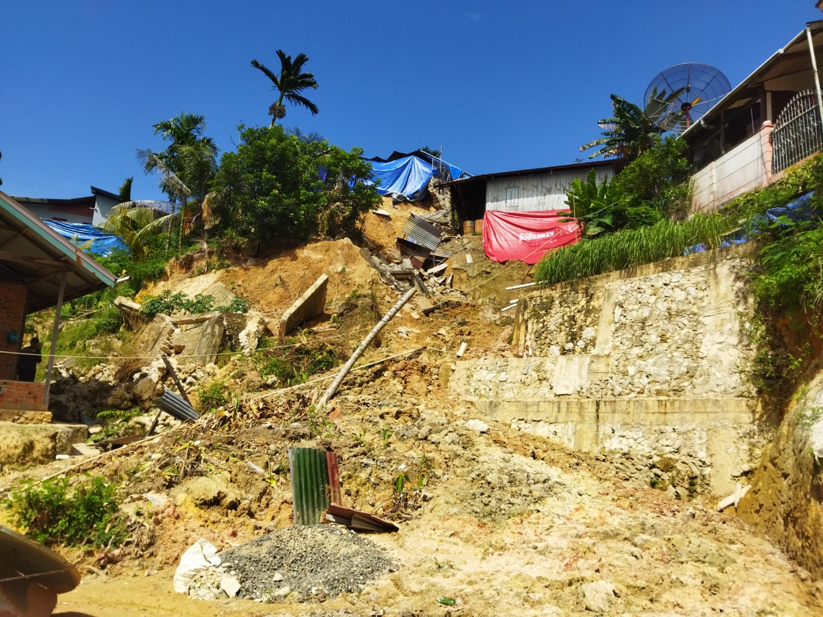 Kondisi rumah warga yang sudah hampir roboh akibat tanah longsor di HBM Pasir Kota Sorong