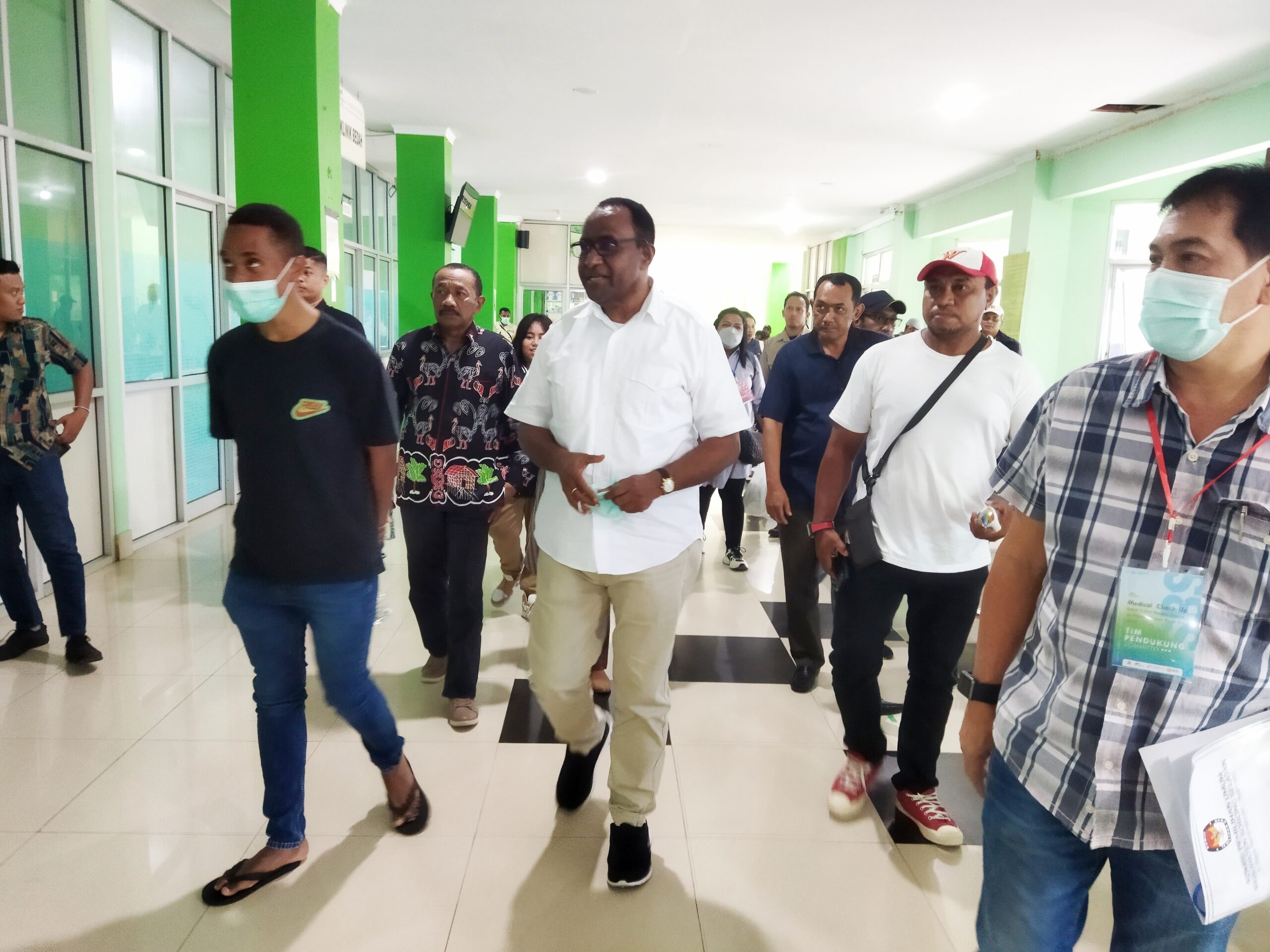 Bacalon Gubernur Bernard Sagrim sedang menjalani sesi pemeriksaan kesehatan di RSUD Sele Be Solu Kota Sorong, Minggu (1/9/2024). Foto : TN/EYE