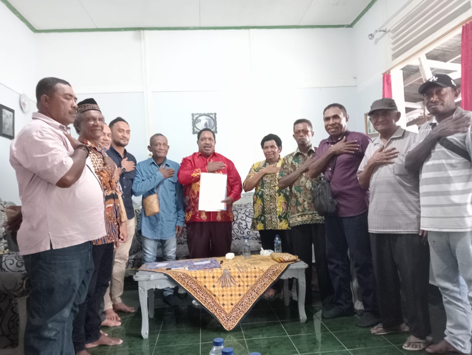 Ketua MRPPB, Alfons Kambu bersama rombongan foto bersama di kediaman Petuanan Raja Rumbati saat melakukan verifikasi Bacalon Wagub Papua Barat Daya, Sirajuddin Bauw. Foto : Istimewa