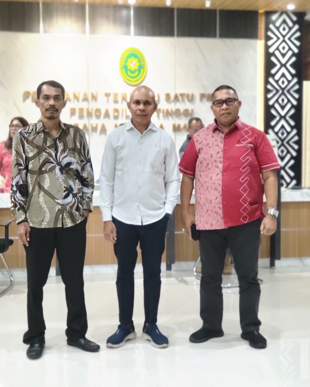 Tim Hukum Pasangan JOIN usai meregistrasi ke PT TUN Manado