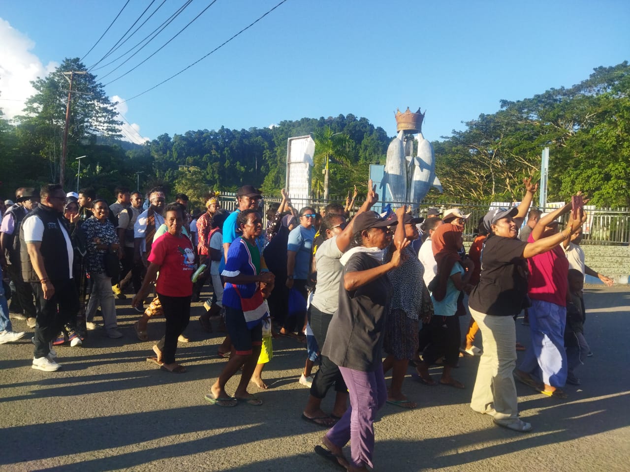 Antusias warga Kota Waisai mengarak dan mengelakkan pasangan Elisa Kambu dan Ahmad Nausrau dari bundaran depan Pos Lantas Waisai menuju sekretariat Pemenangan Tim Pasangan ESA