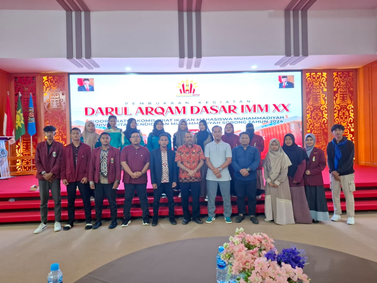 Foto bersama usai Anggota DPD RI, Mamberop Y. Rumakeik isi kuliah umum pada DAD IMM Koorkom Unimuda Sorong