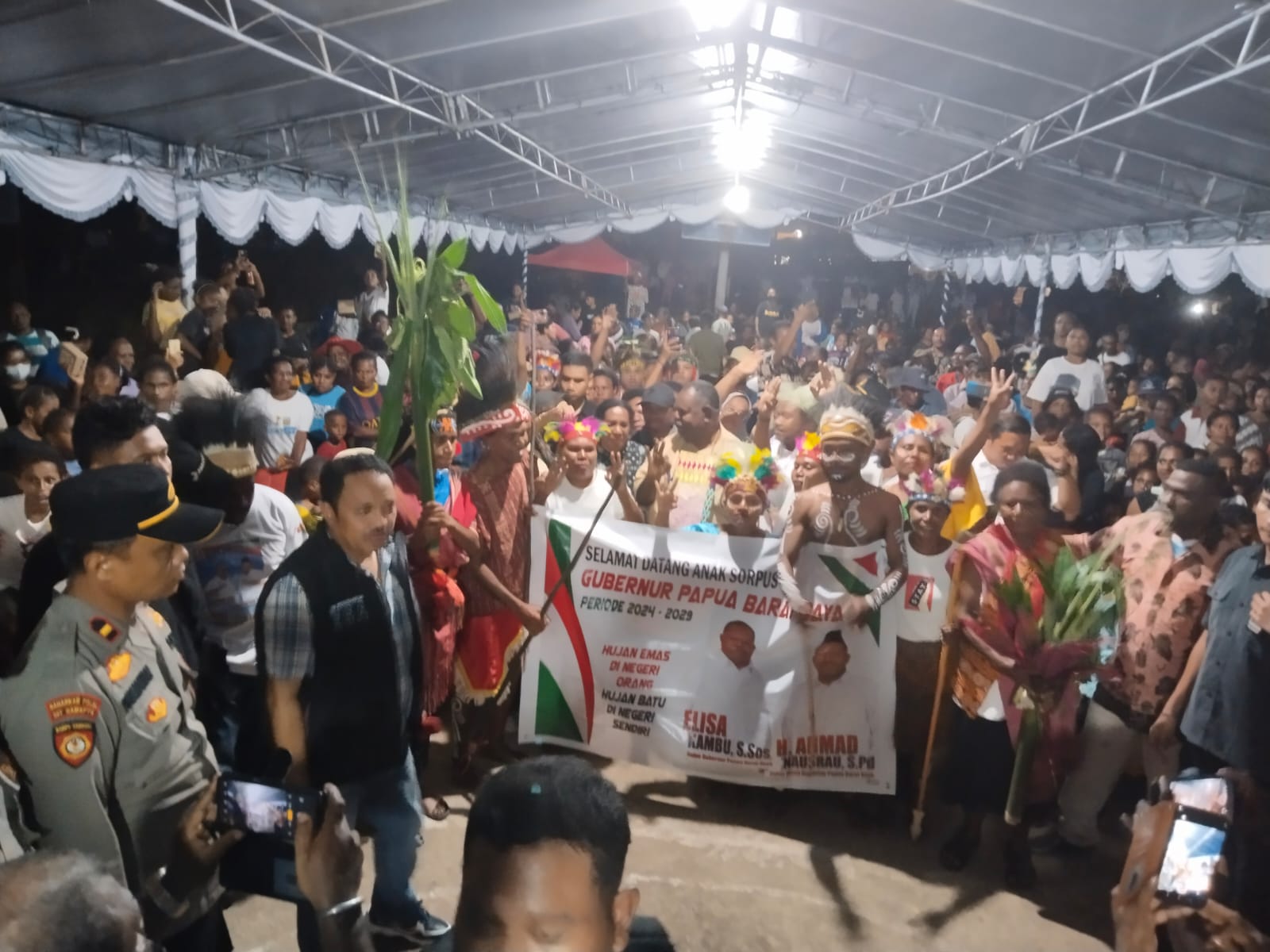 Warga Sorpus Kelurahan Klakublik yang memadati lapangan basket larut dalam kegembiraan mendukung penuh Elisa Kambu dan Ahmad Nausrau di Pilkada Provinsi Papua Barat Daya, Jumat (18/10/2024).