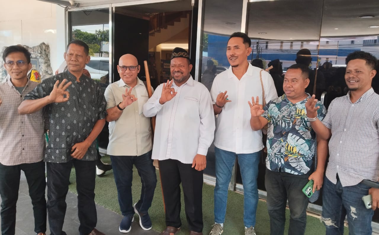 Ketua MUI PBD yang juga Calon Wagub nomor urut 3 , H. Ahmad Nausrau didampingi Mantan Anggota DPD RI, M. Sanusi Rahaningmas dan Ketua Tim Relawan Pemenangan ESA, H. Abdul Muthalib Salim foto bersama