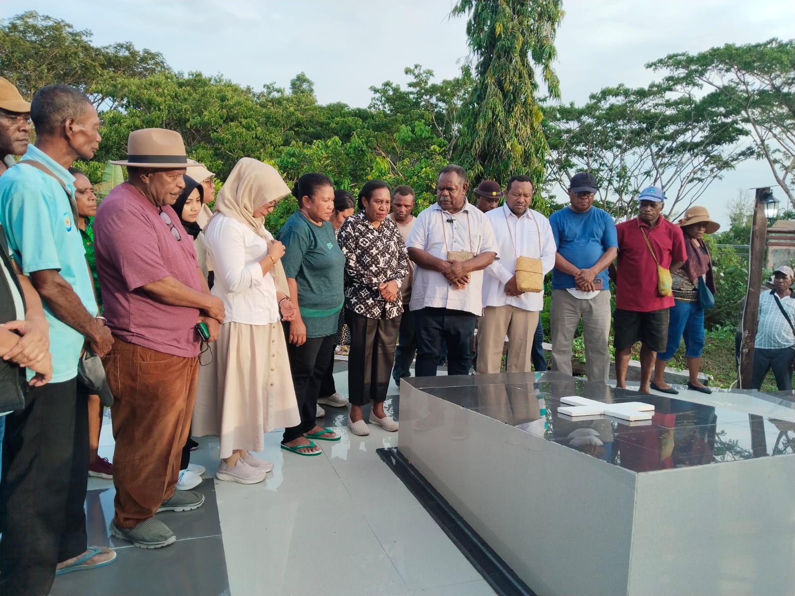 Calon Gubernur dan Wakil Gubernur Papua Barat Daya, Elisa Kambu dan Ahmad Nausrau bersama rombongan ziarah ke pusara Bapak Pembangunan Kabupaten Raja Ampat, Marcus Wanma, Minggu (03/11/2024)