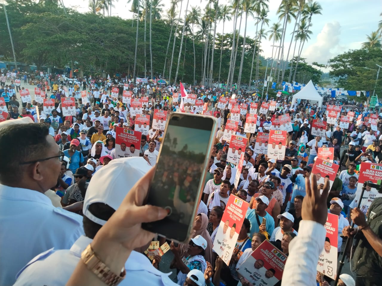 Ribuan massa yang memadati Rapat Umum Terbuka Pasangan Calon Gubernur dan Wakil Gubernur, Elisa Kambu dan Ahmad Nausrau di Pantai WTC, Raja Ampat (4/11/2024)