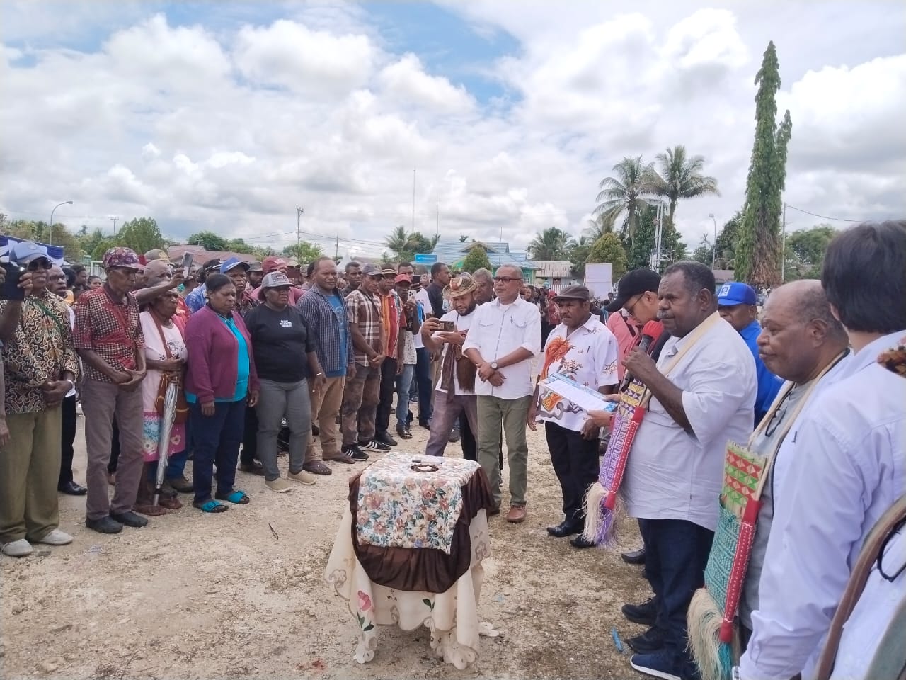 Pelantikan dan Pengukuhan 3000 relawan Pemenangan ESA Kabupaten Sorsel di Lapangan Trinati Teminabuan, Jumat (8/11/2024)